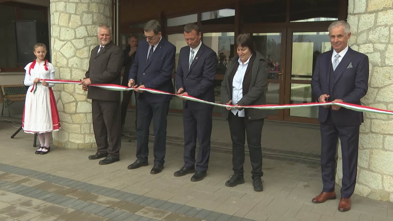 Ünnepélyes keretek között adták át a tolcsvai általános iskola új épületét
