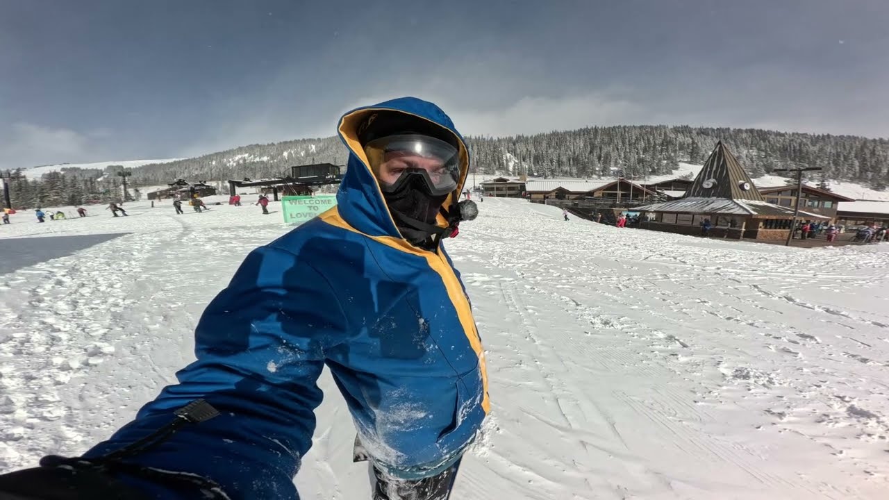 Весенняя буря сменяется обильным снегопадом в Лавленде! ❄️🏂 Ночью на подъемнике №4 выпало 7 дюймо...
