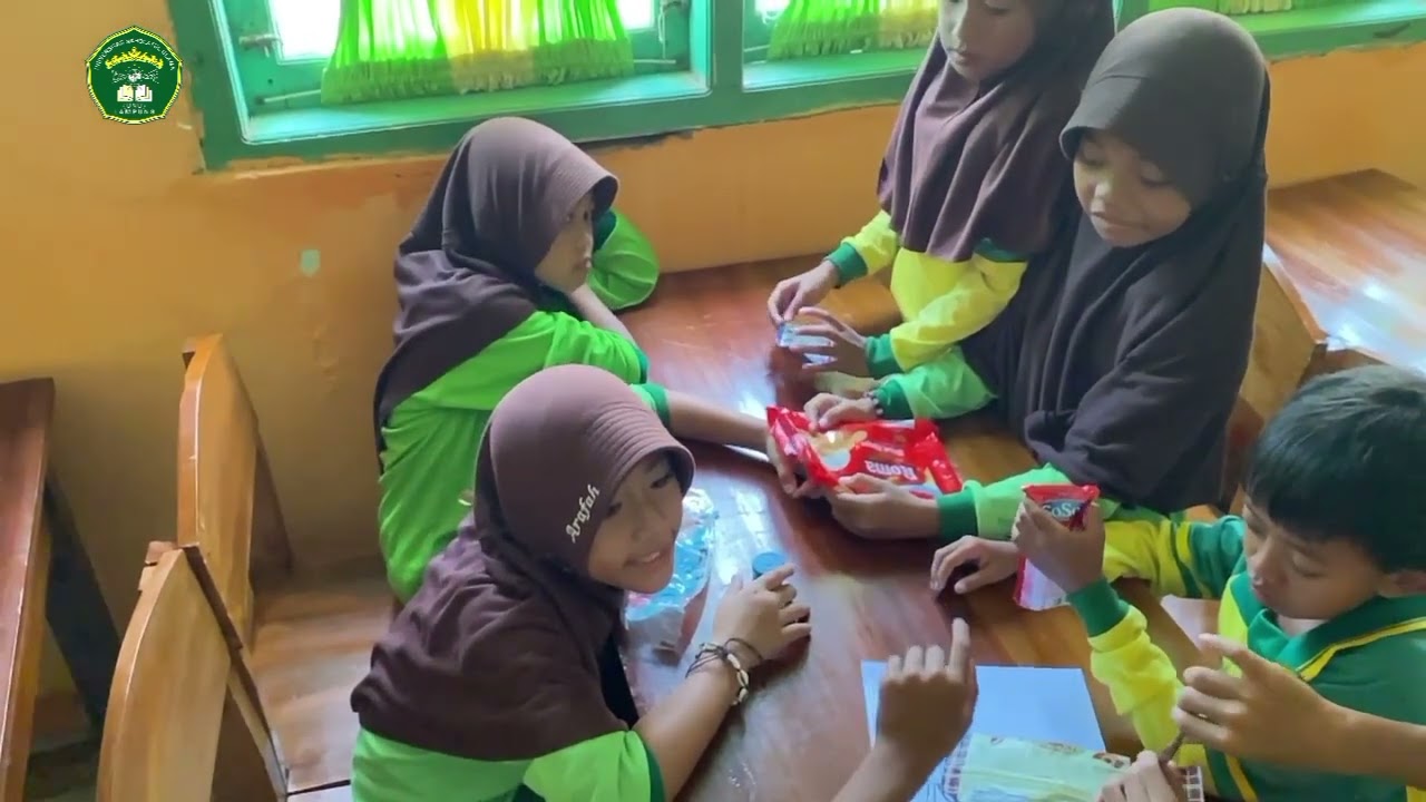 Program Kerja Mandiri KKN Desa Labuhan Ratu 6, UNU Lampung [ Pemanfaatan Sampah Plastik ]