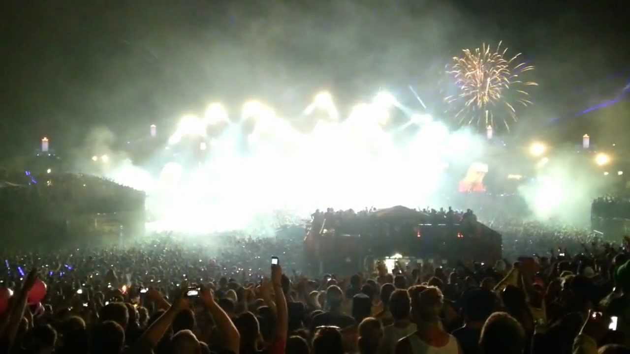 Skrillex - CINEMA LIVE At Tomorrowland 2012
