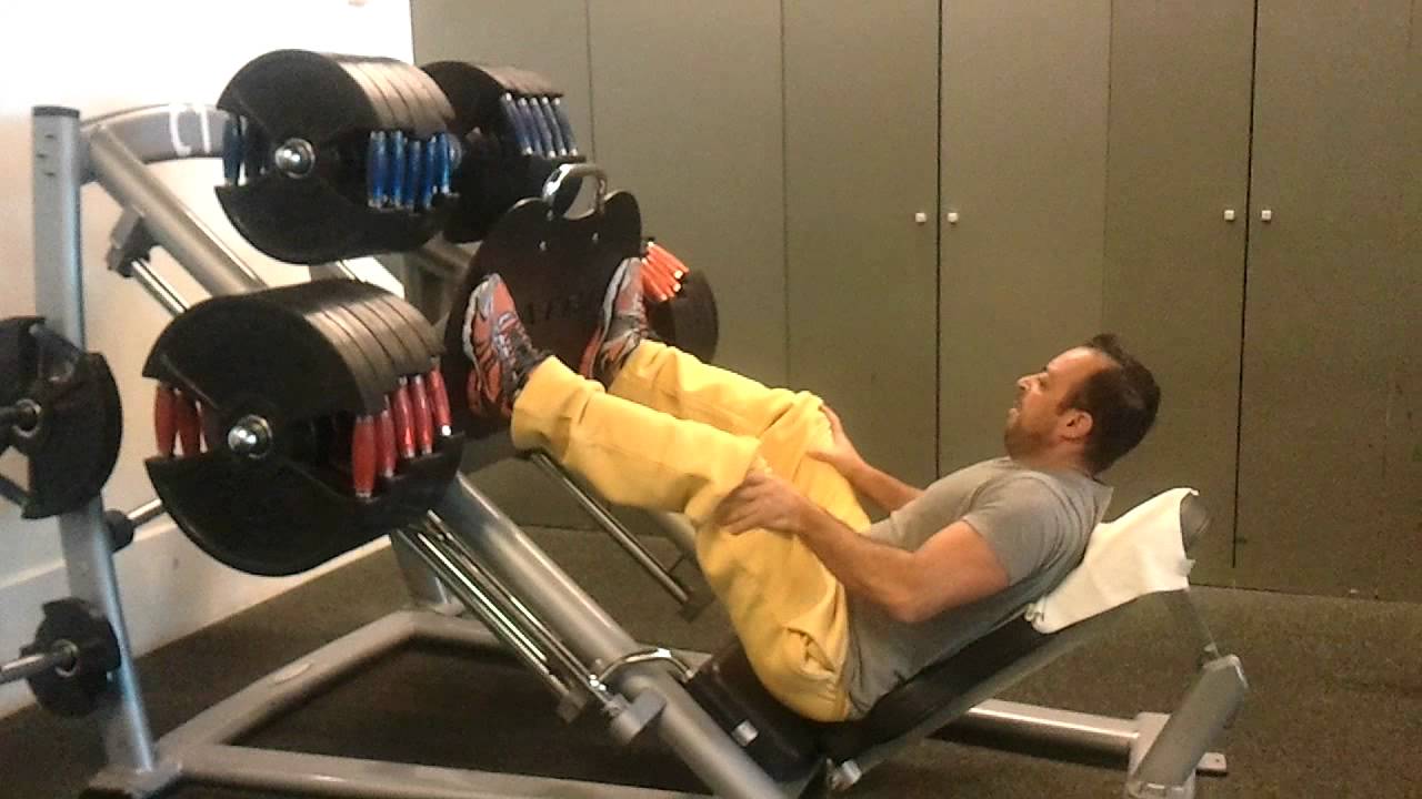 מפרש באימון רגליים מעל 400 קילו.mp4