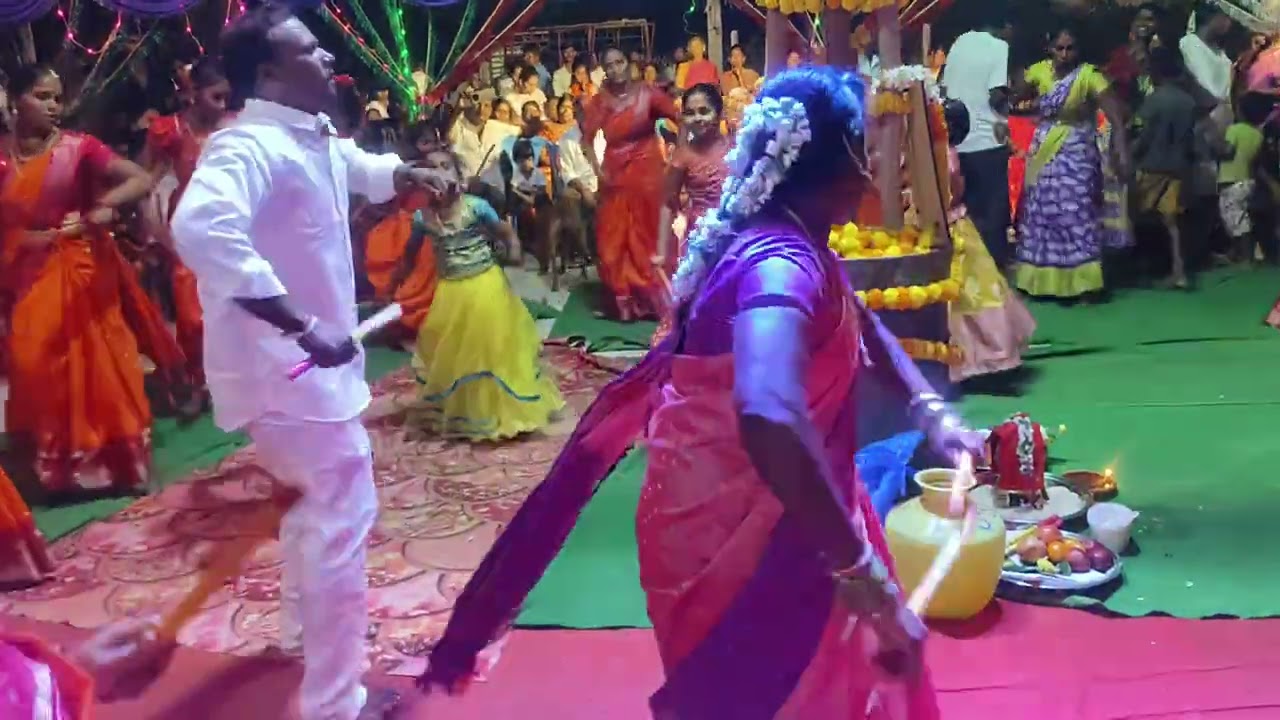రామాపురం లో గజ్జల పూజ లో... ఆకట్టుకున్న అమ్మవారి పాటకు మాస్టర్ రాజు  కోలాటం బృందం   ప్రదర్శన 