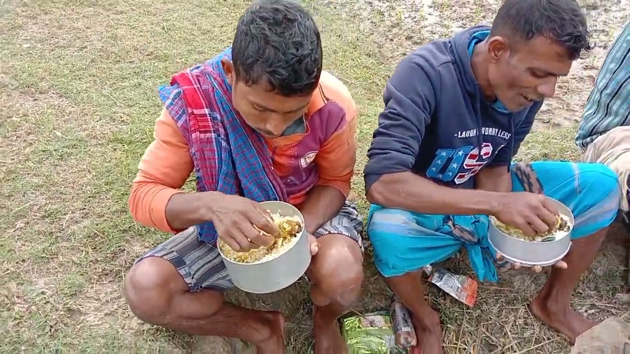 কৃষকরা বাংলাদেশের অরজিনাল মানুষ এটা খাওয়া মানুষ,,,দেখুন মাটিতে বসে কিভাবে একসাথে খাওয়া দাওয়া,