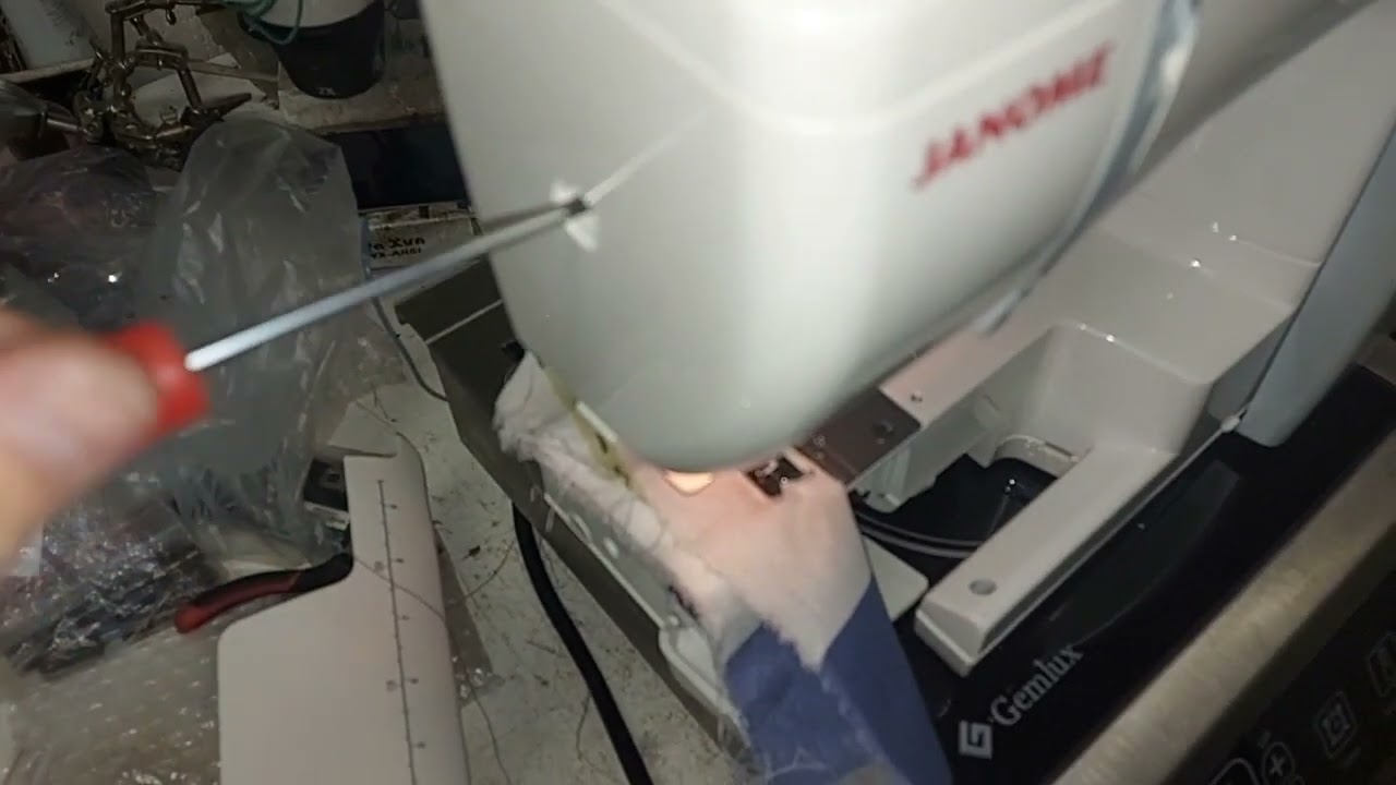 Швейная машина Janome 5515 ломает иглы, делает пропуски
