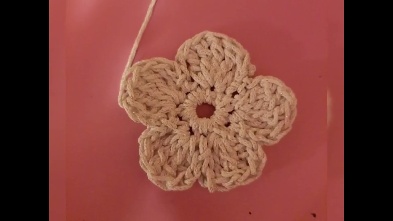 TUTORIAL: fiore all&rsquo;uncinetto per decorazioni semplice e veloce