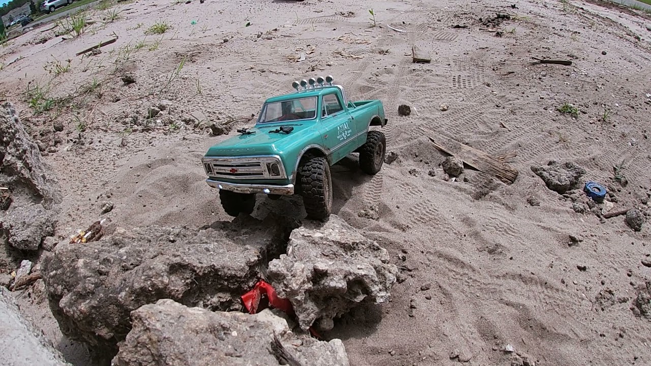 Which is the better trail truck? WPL C-14 VS Axial SCX24