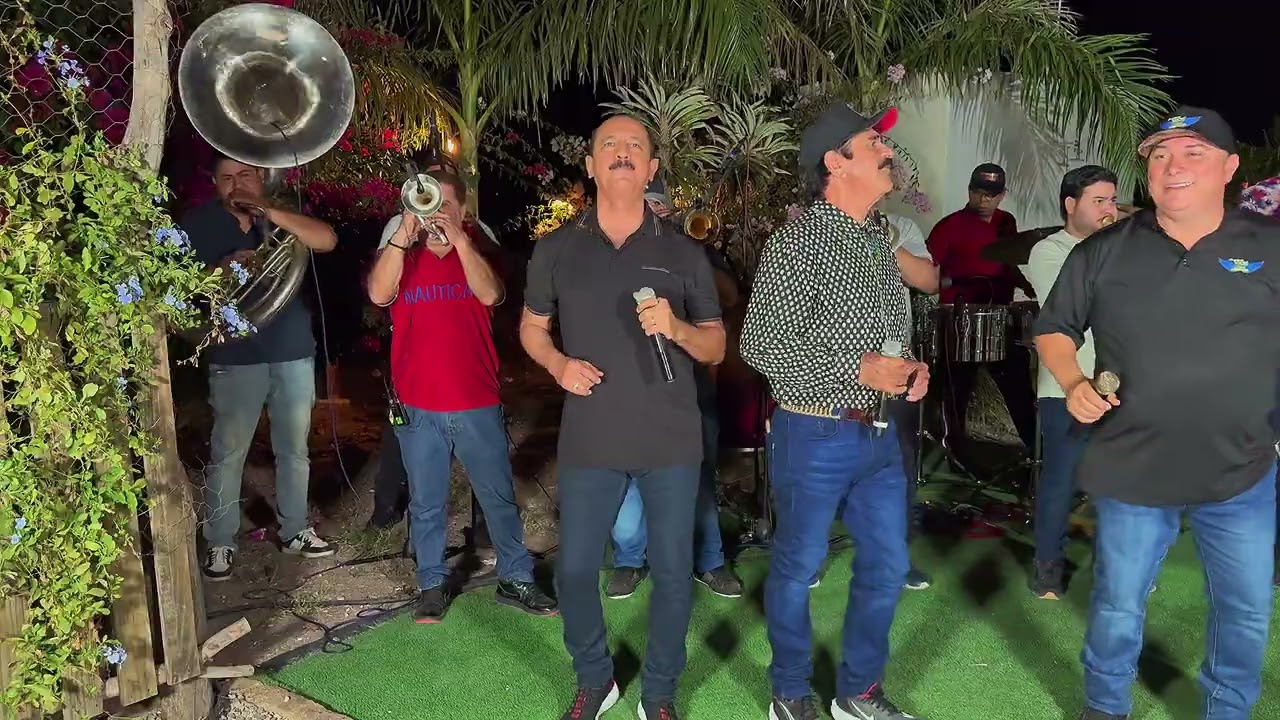 LA CHICA TERREMOTO - LAS PRIMERAS VOCES CON LA BANDA LIBERTAD (En Vivo) (Video Oficial)