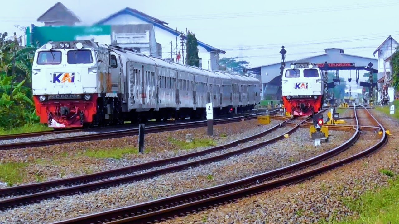 JALUR PERCABANGAN KROYA WOOWW KERETA API BALAPAN MEMASUKI STASIUN TERSIBUK PADA SORE HARI