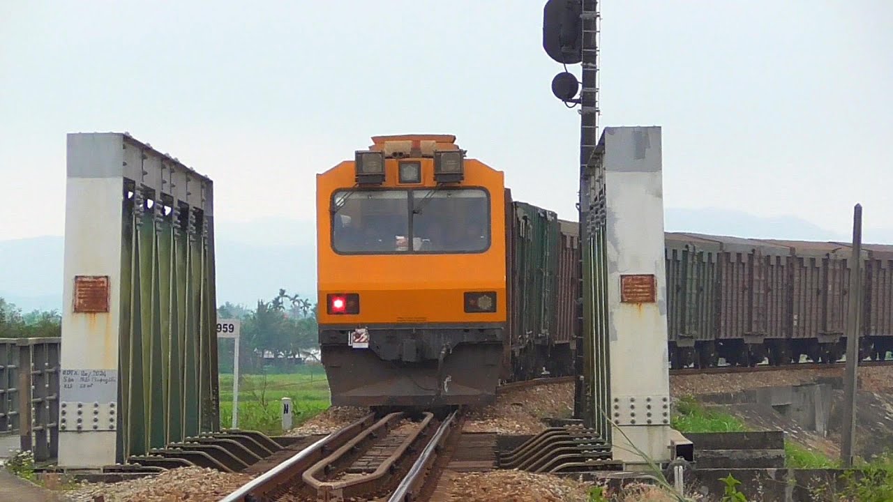 FREIGHT TRAINS IN VIETNAM 2025 | M&aacute;y kiểm tra đường EM120