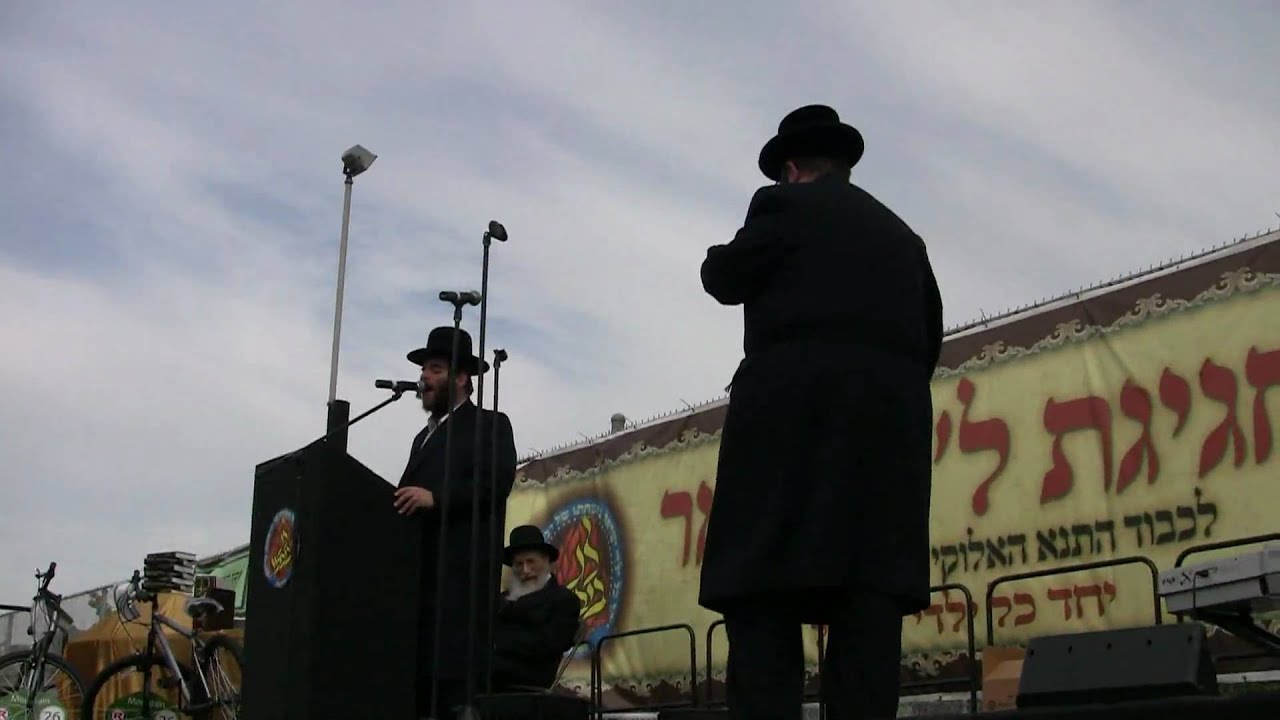 Chilu Posen Singing Ani Ma'amin With 3,000 people at the Lag Baomer Parade-Kinnus in Boro Park.mp4