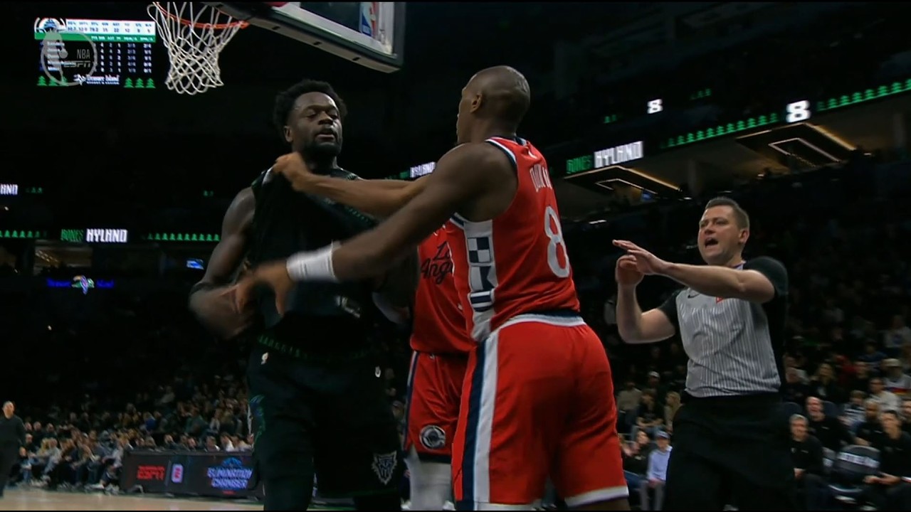 Kris Dunn shoves Julius Randle from behind, instigating a scuffle, gets ejected. Randle with a tech