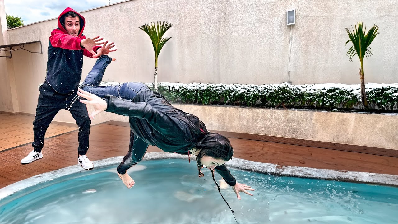 JOGUEI A THAIS NA PISCINA NO DIA MAIS FRIO DA CIDADE