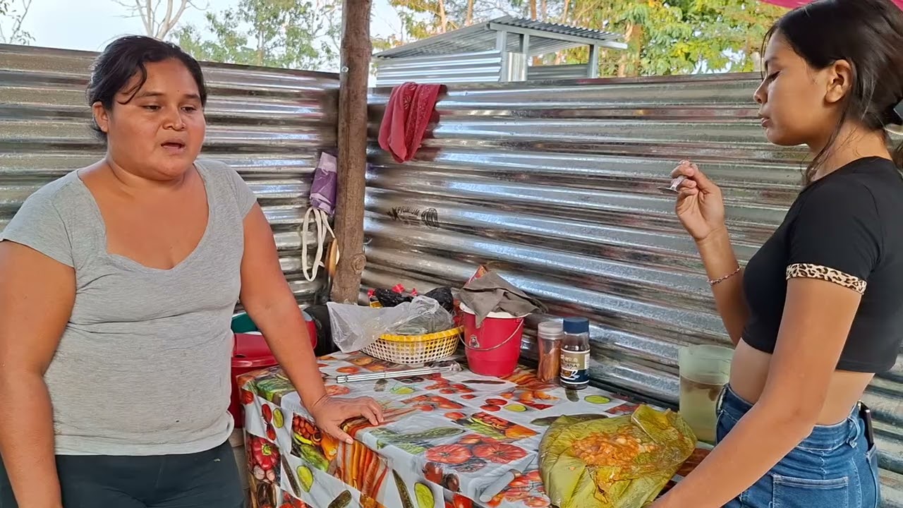 Doña maili muy feliz ya se cocieron los Tamales. 