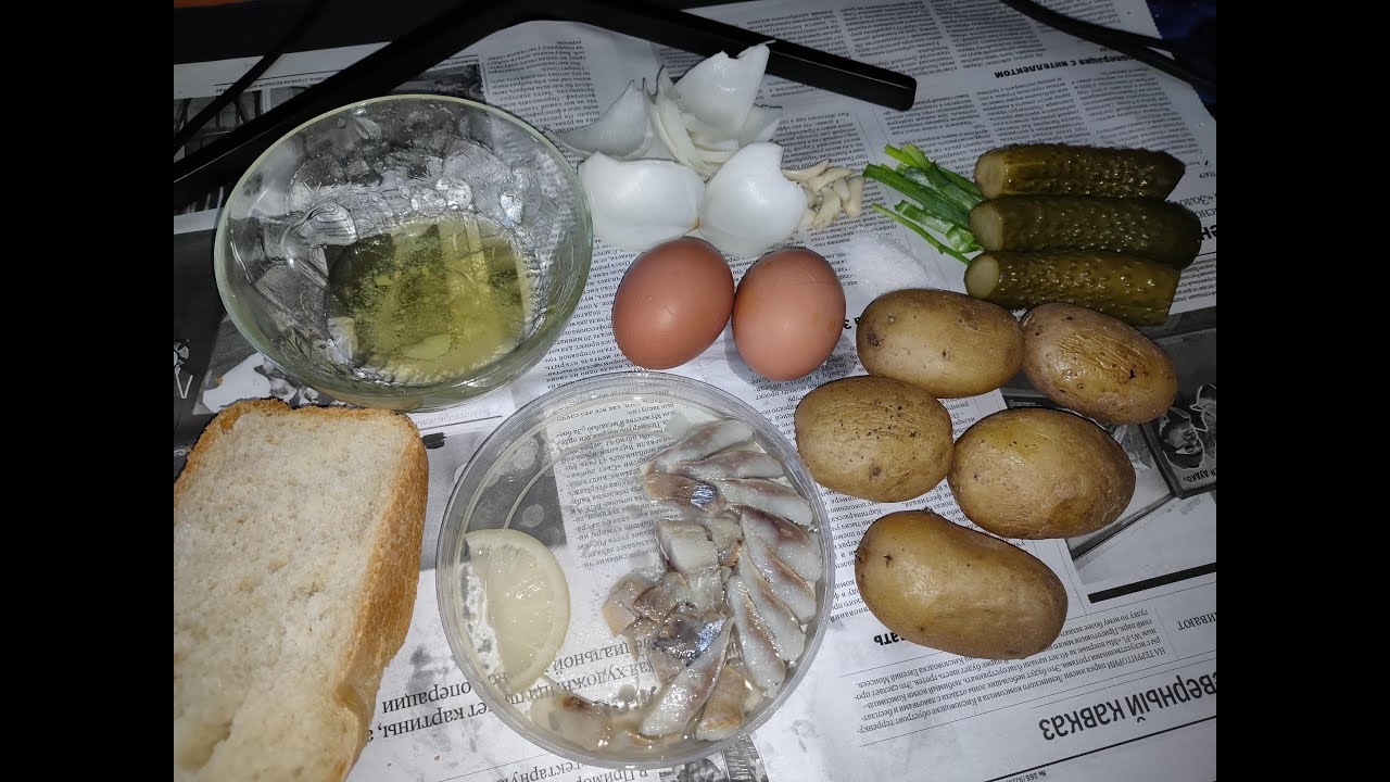 МУКБАНГ ОБЖОР ОБЕД ПО ДЕРЕВЕНСКИ / Картошка в мундире с селёдкой / яйца / маринованные огурчики