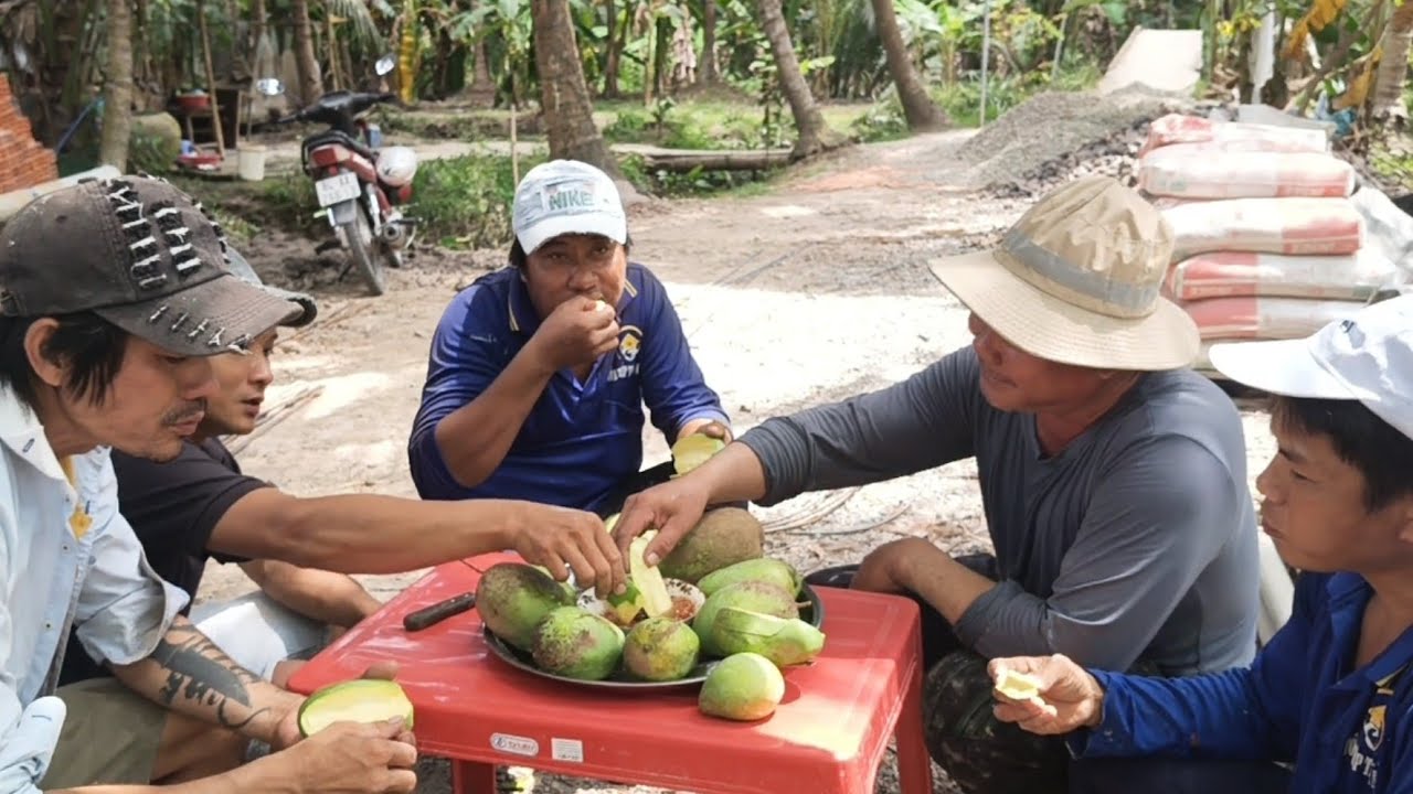 Thật Bái Phục với Mấy Anh Thợ Hồ Ăn Xoài Chua Chấm Mắm Đường Siêu Cay Khủng Khiếp | Kho Quẹt Vlog