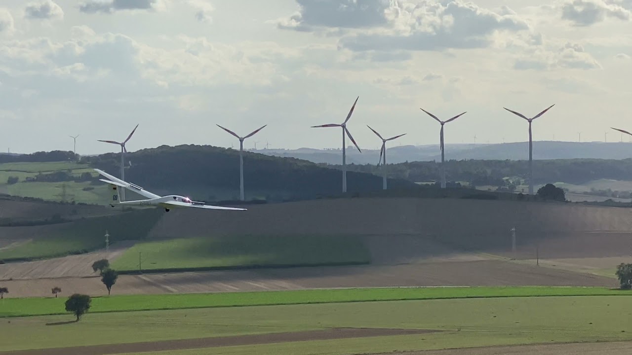 LS4 verpasst das Landefeld in Hellenhagen am Ith und landet außen.