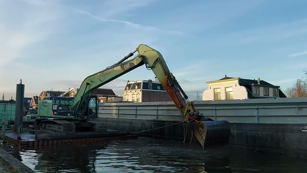 Baggeren in de Gouwe is nu nodig. Er is even geen scheepvaart. Een goede gelegenheid. 16-01-2026