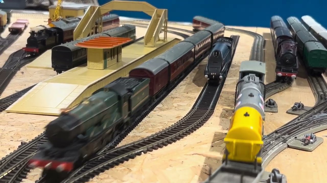 Wrenn Devizes Castle and Hornby Dublo 8F and Duchess of Montrose running session