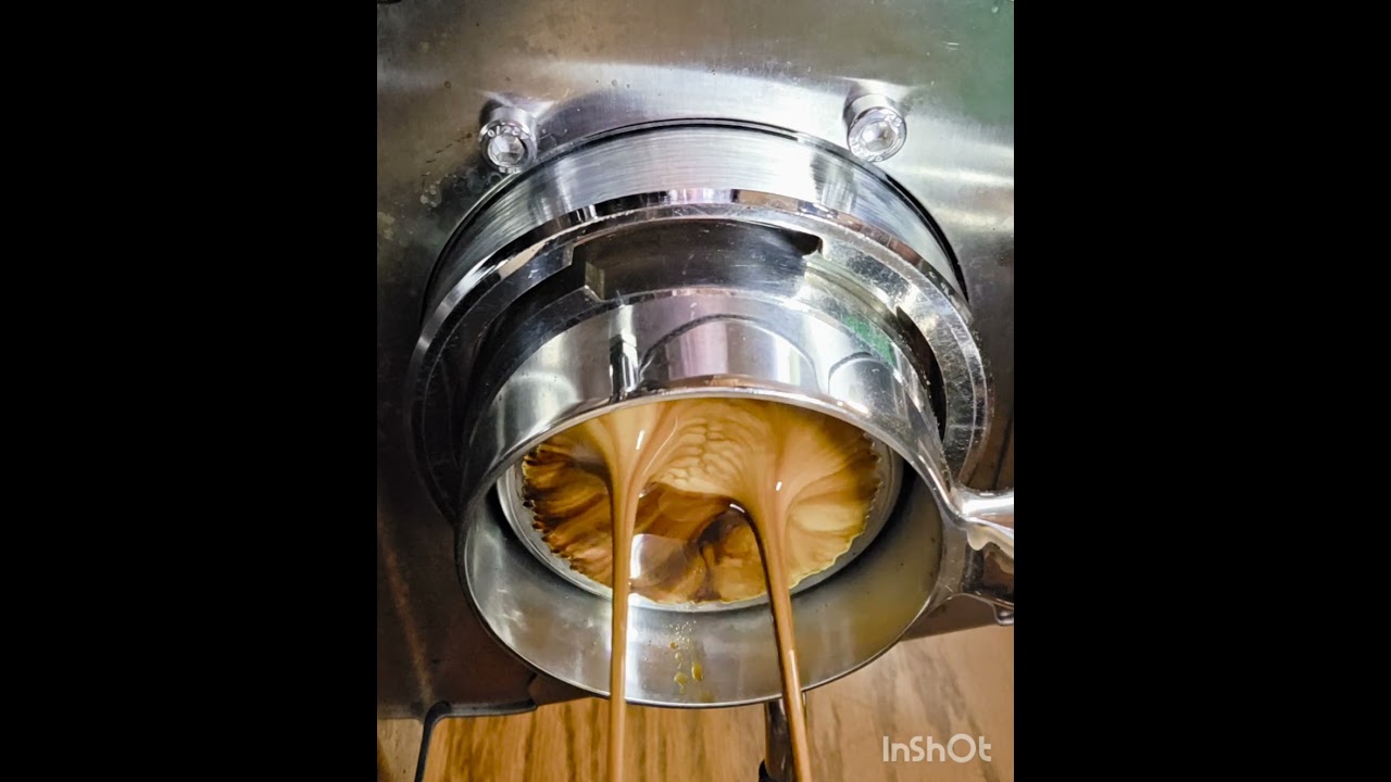 New beans got me singin&rsquo; the dial-in blues&mdash;first shot&rsquo;s close, but ain&rsquo;t quite there. #df54 #coffee