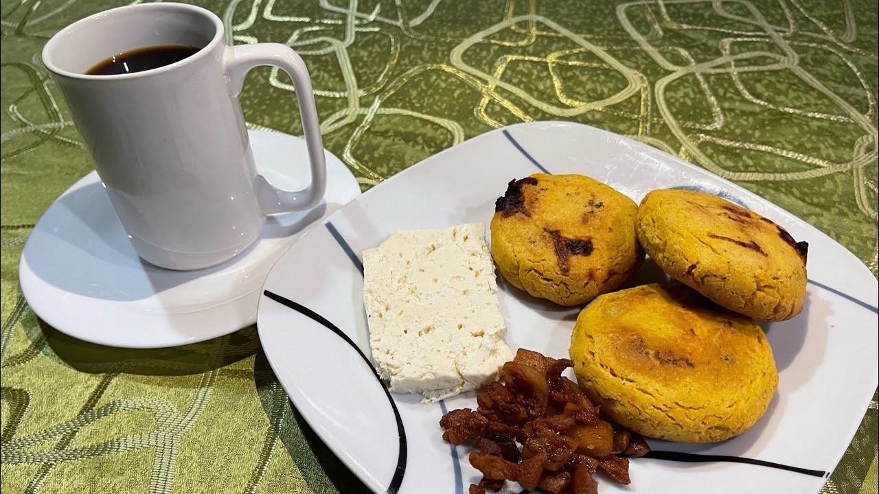 La auténtica tortilla de maíz con queso y chicharrón preparado en horno de leña