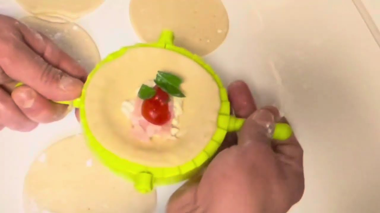 Cucina in silenzio Panzerotti fritti a forma di mezze lune ripieni di bontà
