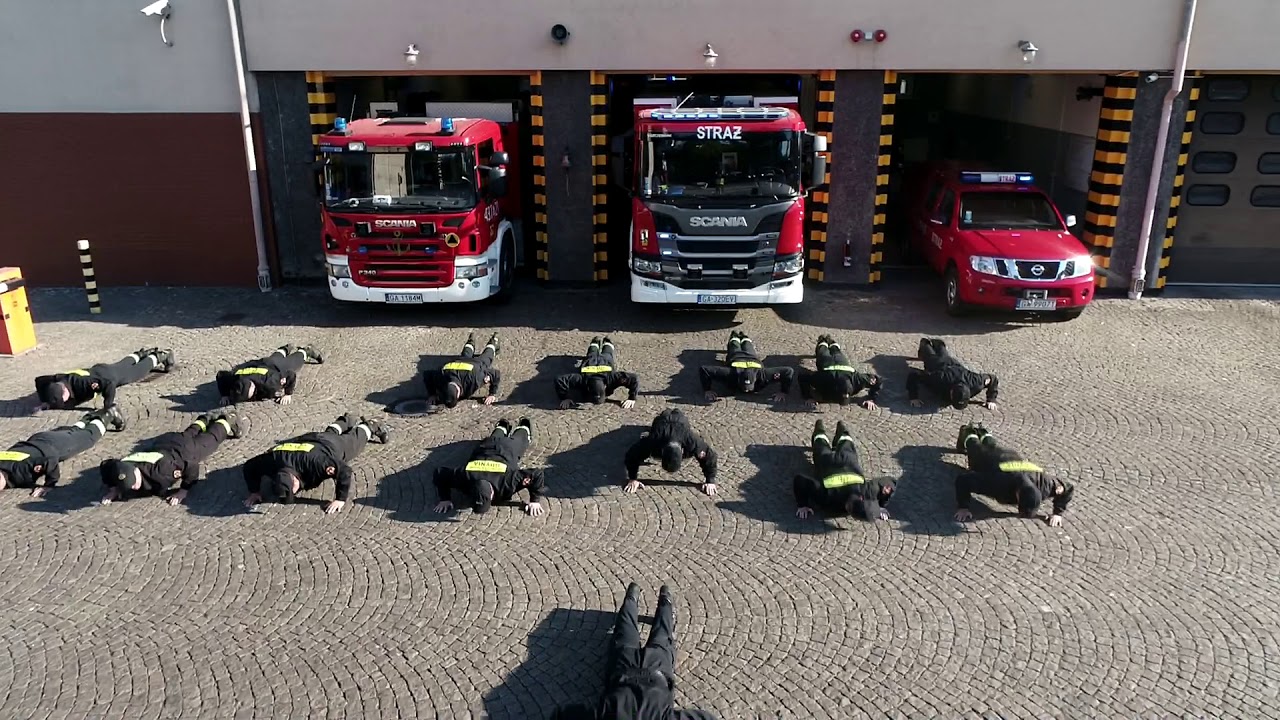 Portowa Straż Pożarna w Porcie Gdynia pompuje #GaszynChallenge