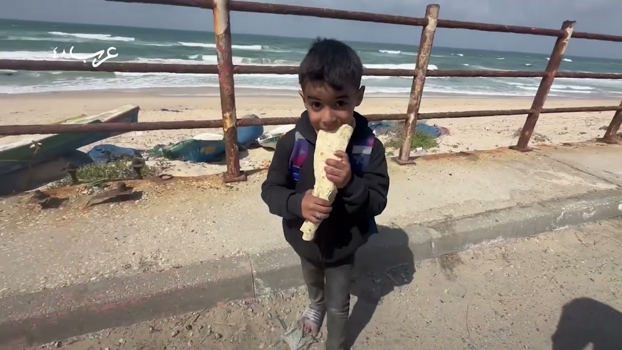 بالخبز الطازج.. متطوعات يستقبلن النازحين من غزة والشمال