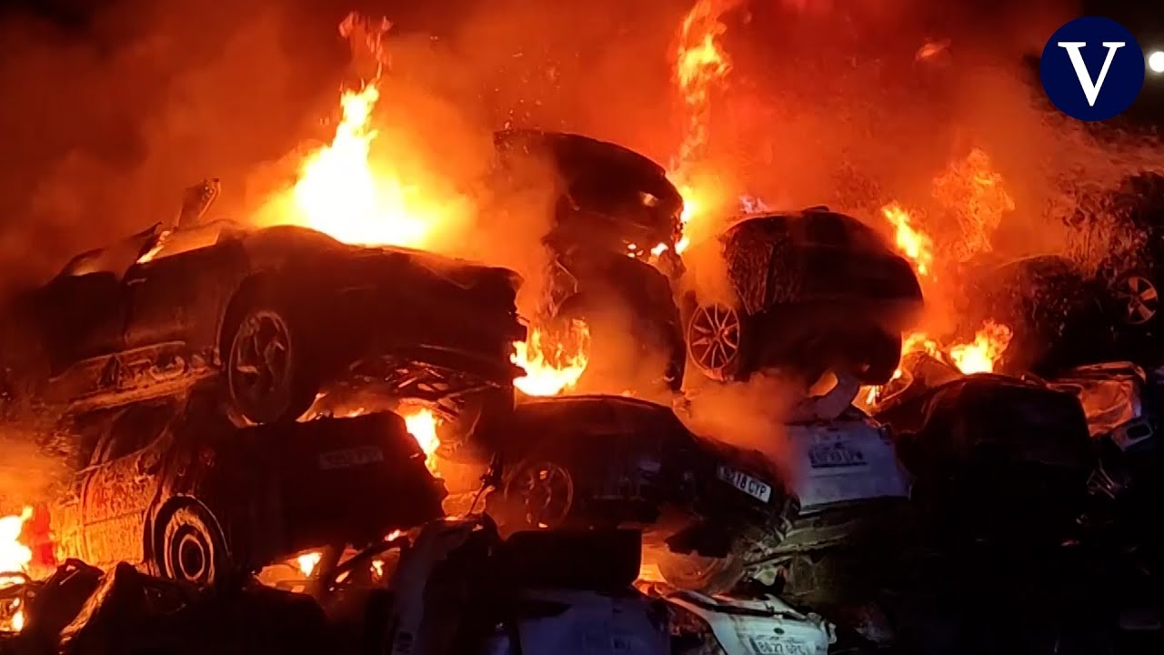 Extinguido el incendio en un solar con decenas de coches afectados por la dana en Catarroja