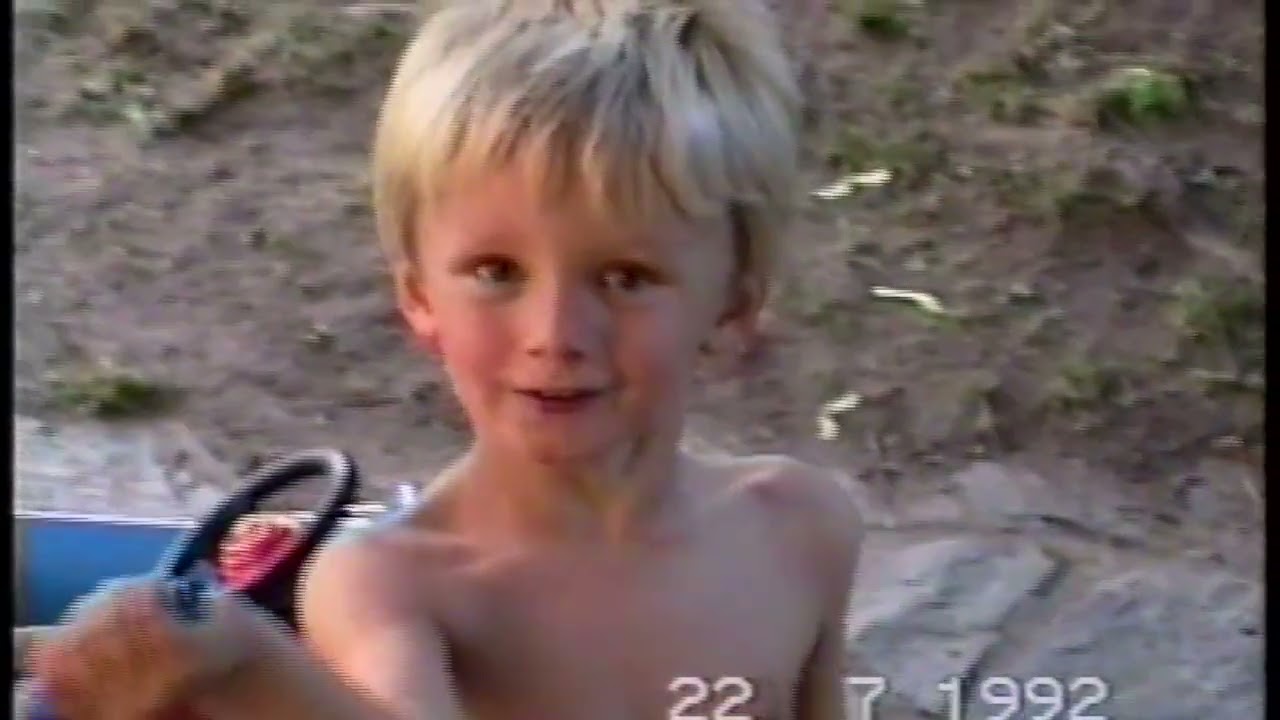 Tapani Kansa ja lapset Röylän kotipihalla kesällä 1992