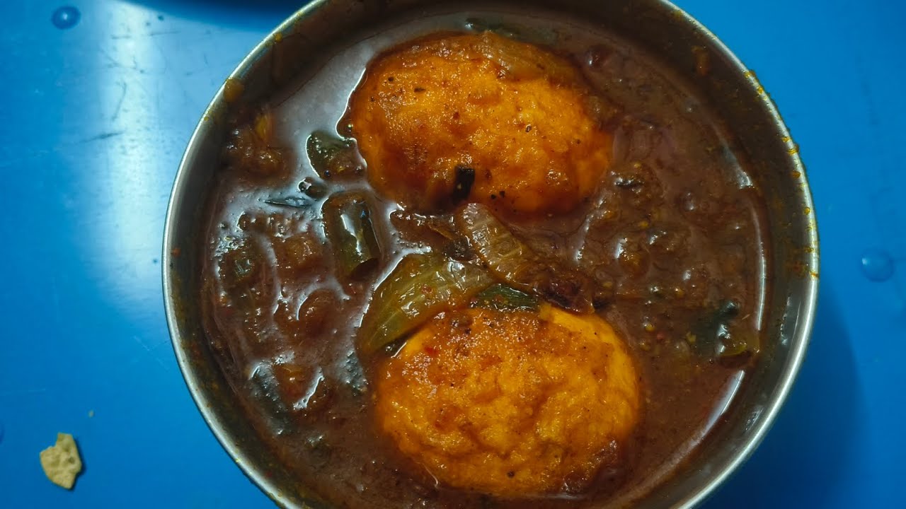 एग करी बनी है गरम-गरम,खाओ सब मिलकर हरदम-हरदम।मम्मी ने डाला मसाला प्यार,खाकर बोलो – वाह! क्या यार!