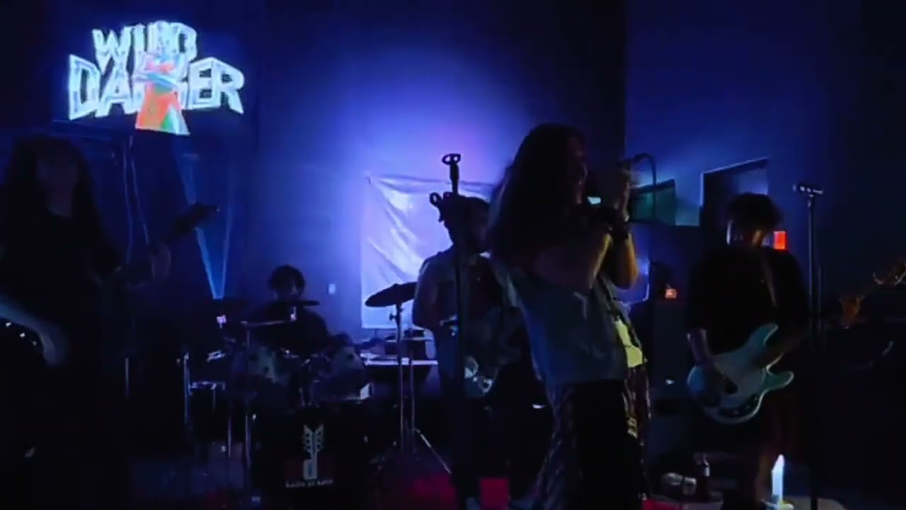 Wild Dagger &ndash; Mu&eacute;strale  (En Vivo)