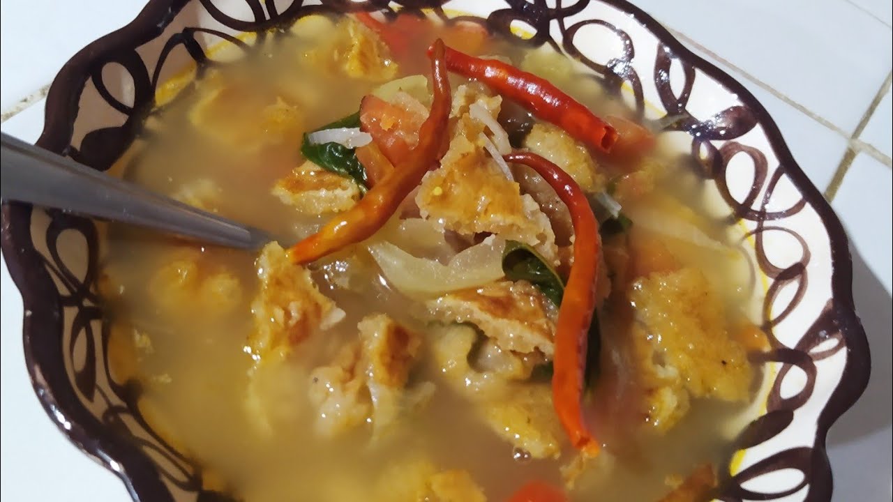 caldo de xoconostle con chicharrón .