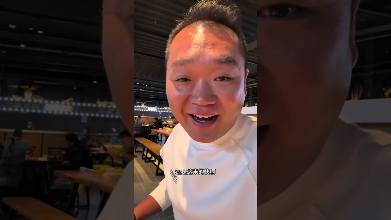 小雨一直下个不停，连杰带媳妇中午吃美食，啃熏猪蹄小味真得劲#vlog日常