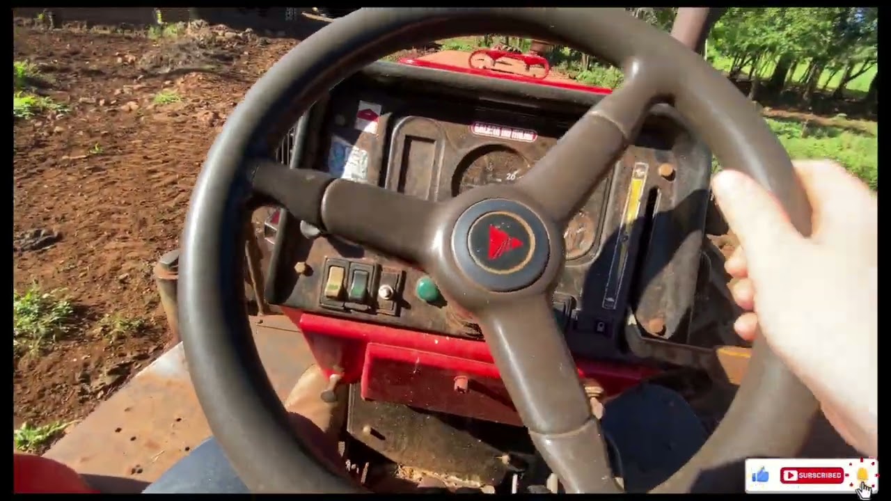 TRATANDO OS BOI DE ENGORDA E AS VACA COM O TRATOR MASSEY FERGUSON 283￼