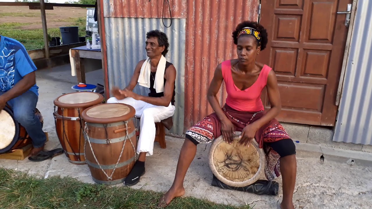Rènè ou tro pwé rènè, o Mas aw rènè....anmwééé !!!!! On bèl Koutanbou , avè onlo Vibwasyon..GWO Ka !