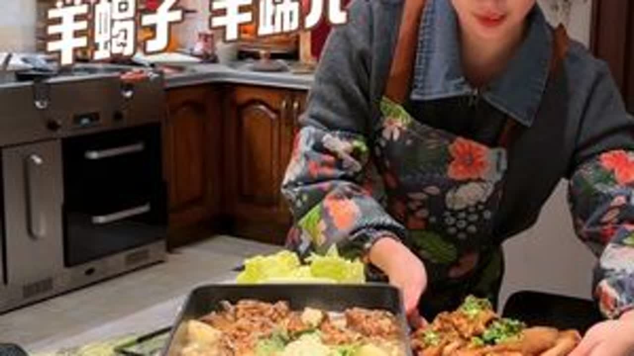 兄弟姊妹们今日份羊蝎子炖白菜跟冬天很搭哦#麻辣羊蹄 #羊蝎子火锅 #美食 #vlog日常 #夫妻日常