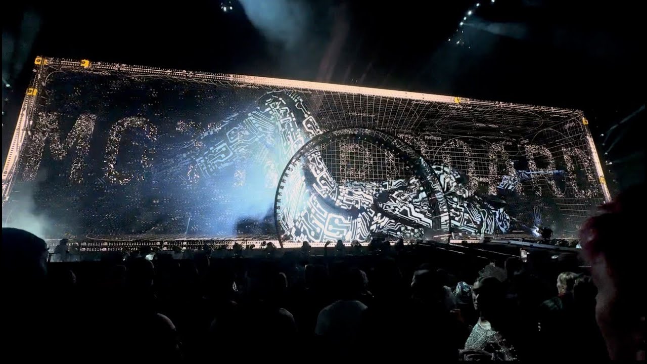 Beyoncé - Motherboard (Video Interlude) - Live from The Renaissance World Tour at MetLife Stadium