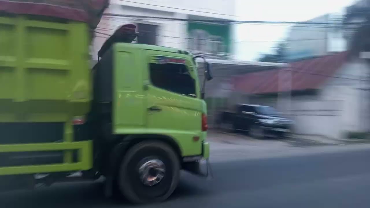 Kami lagi buat konten nengok truk Hino box yang paling cantik truk Hino telolet