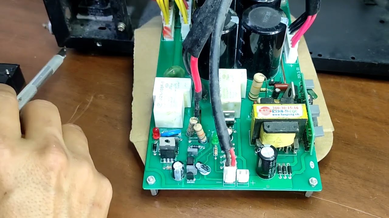 soldadora inverter enciende y apaga constantemente.explicacion y solución