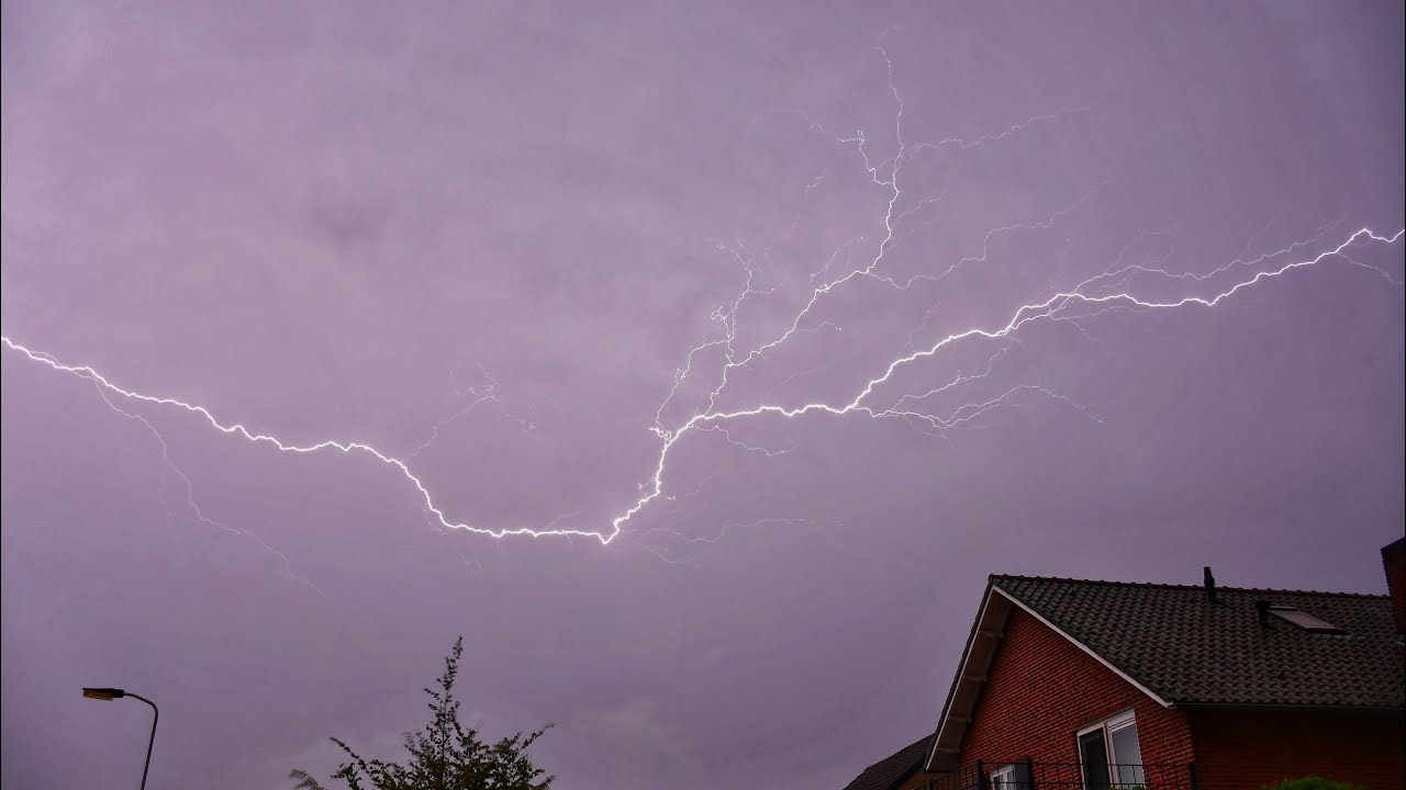 Zware Onweersbui trekt midden in de nacht over Nederland heen - 06-06-2019