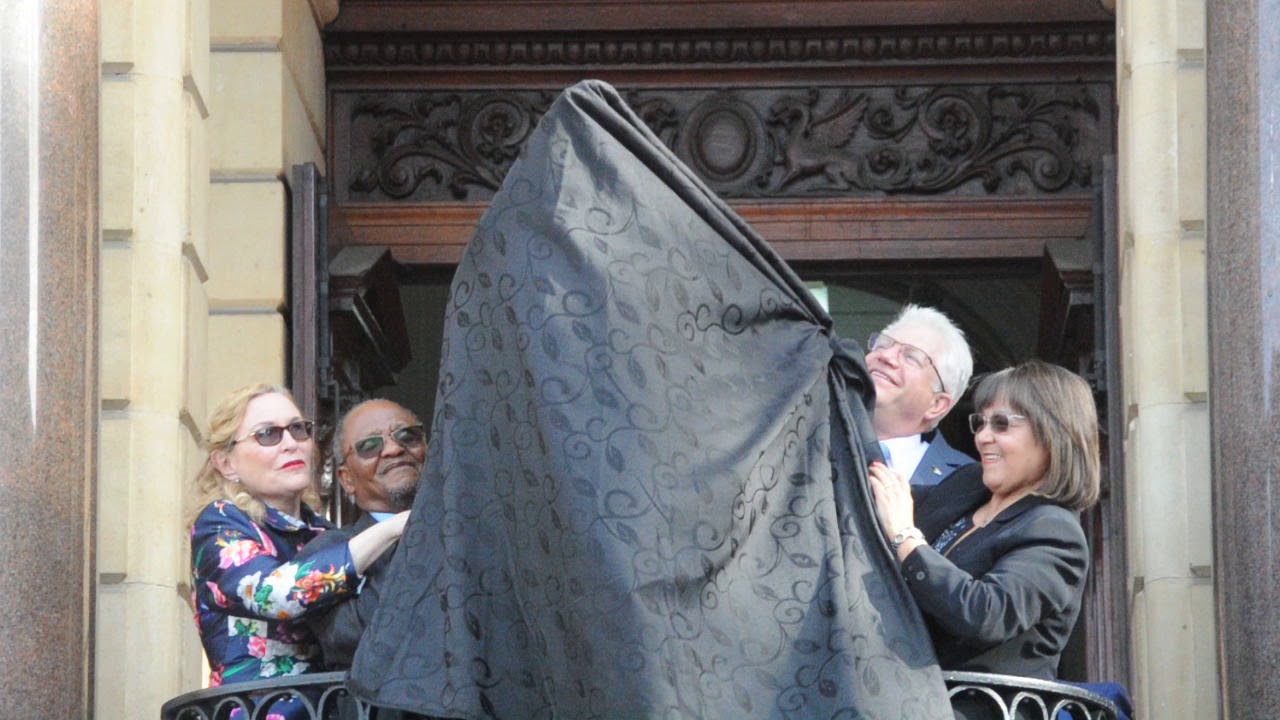 Mandela Standbeeld Onthul by Stadsaal  Video Peter Abrahams 5