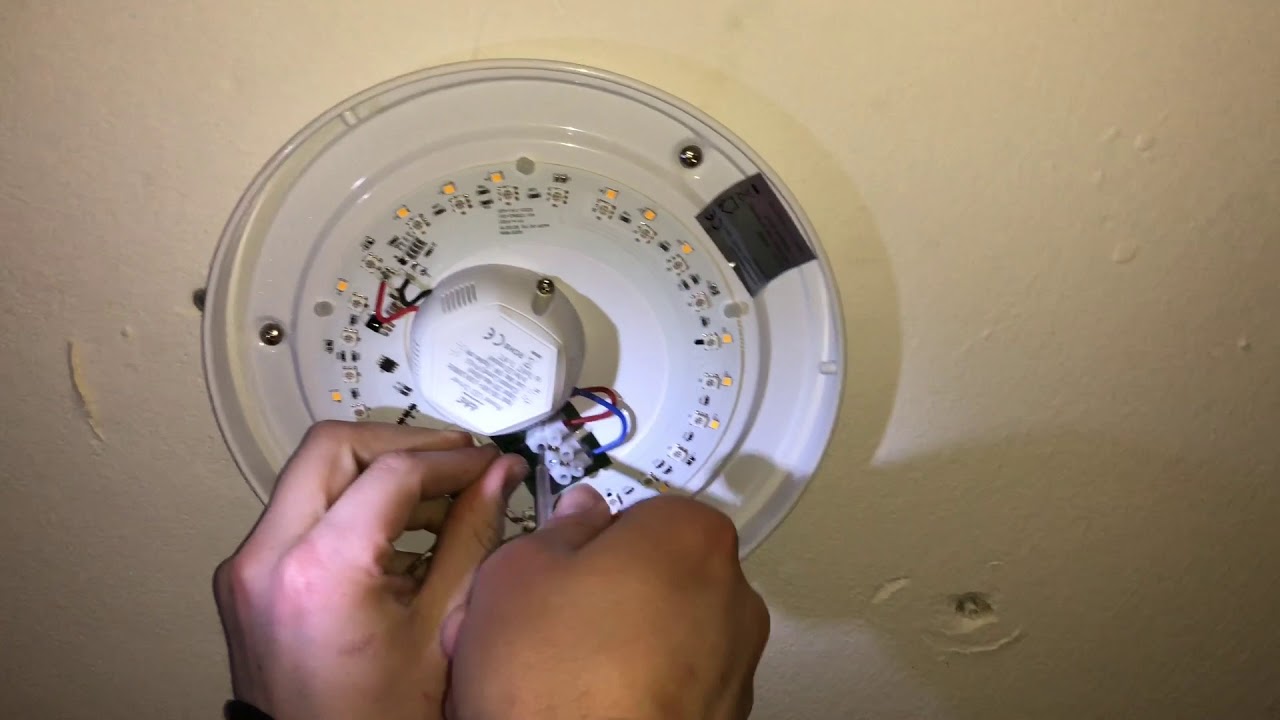 LED Deckenlampe montieren Lampe anbringen Verkabelung und anschließen Anleitung