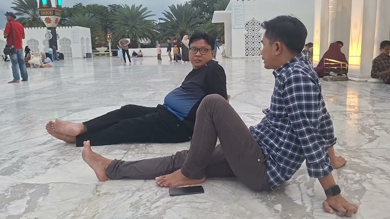 SALAT MAGRIB DI MASJID RAYA BAITURRAHMAN, BANDA ACEH