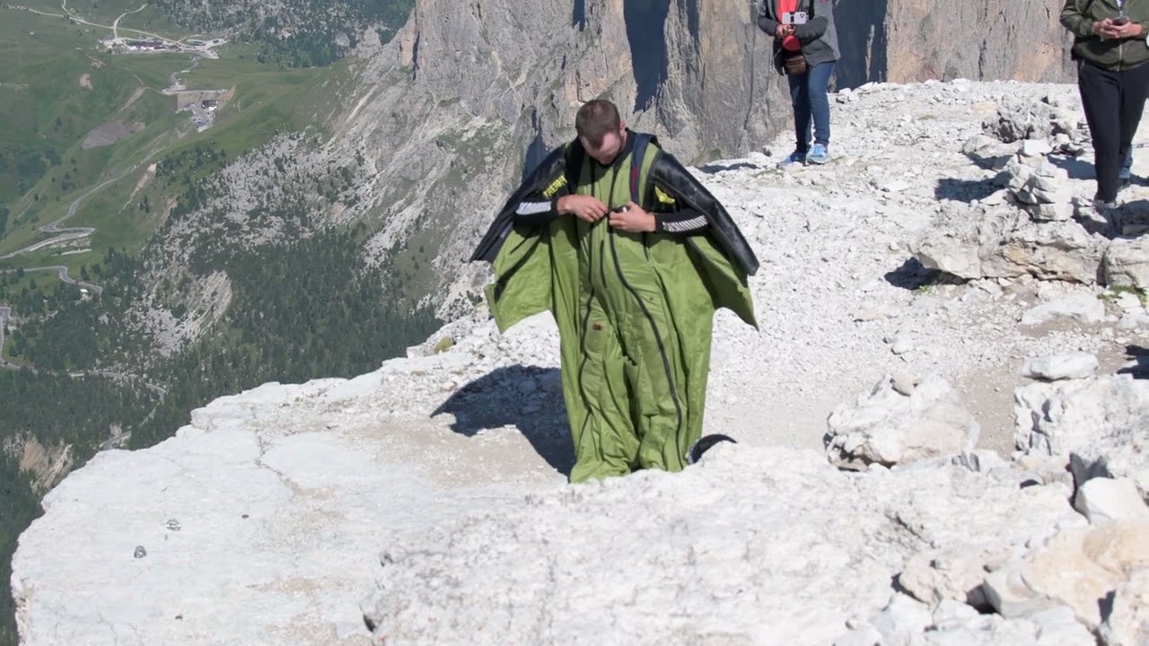 Salto dal Sass Pordoi con tuta alare
