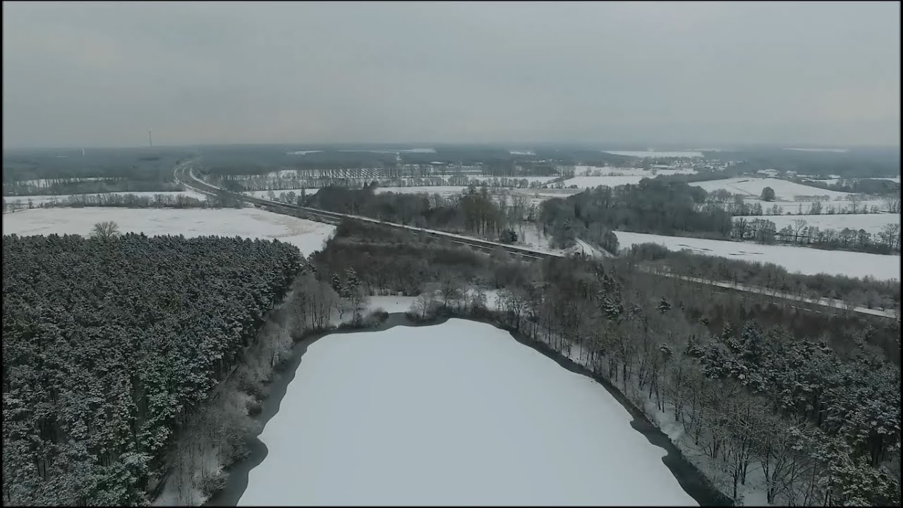 Drohnenflug &uuml;ber Autobahnsee [Winter/Full HD]
