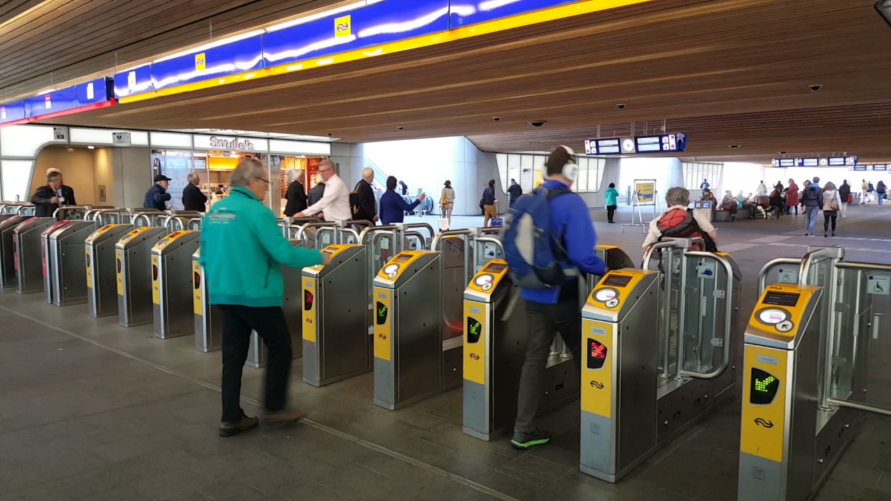 Man gaat wederrechtelijk door de ov-chipkaart poortjes op Arnhem Centraal Station