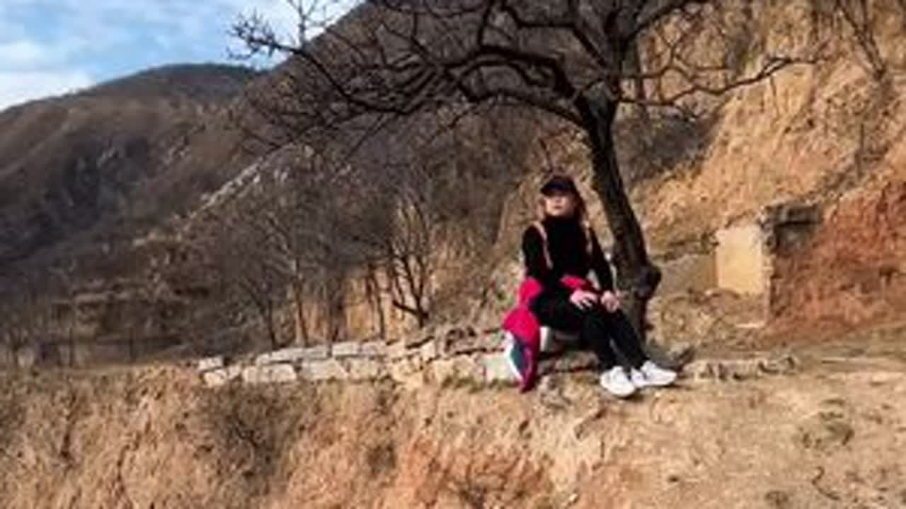 一处老宅，一段故事，见证了沧桑，沉淀了岁月，承载了几代人的悲欢喜乐。小时候的村子，再也回不去了。我们经常会怀旧，不是因为那个年代有多好，而是那时我们还小，父母还年轻，有人为我们遮风挡雨。细细想...