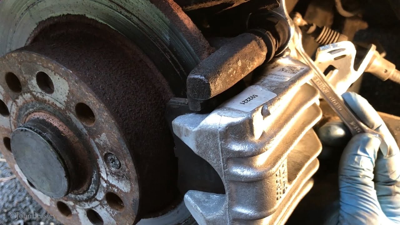 Задний тормозной суппорт VW Golf Mk5. Как заменить суппорт своими руками от начала до конца.