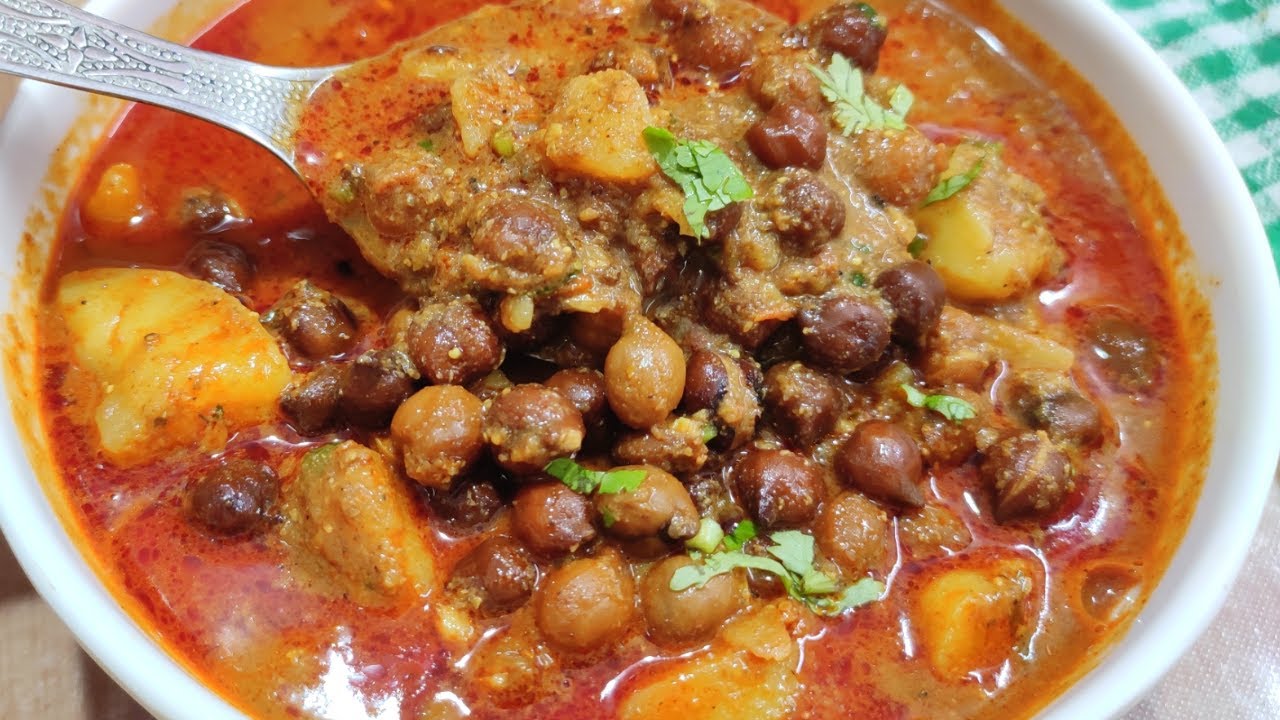 कन्या भोजन के लिए बिना प्याज़ लहसुन के बनाएं काले चने और आलू की खास सब्जी। kale chane ki recipe