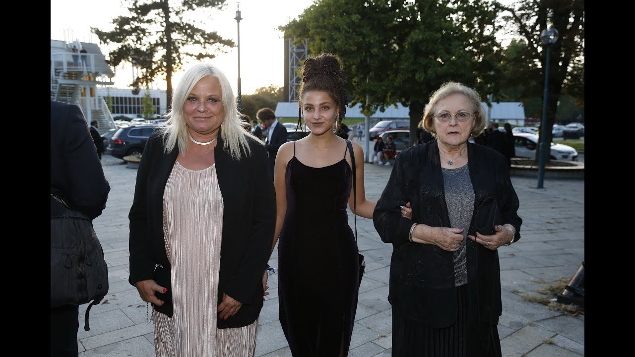✅  Mark&eacute;ta Mayerov&aacute; se objevila na premi&eacute;ře Čarodějky, uk&aacute;zala dceru, kterou m&aacute; s Bourou